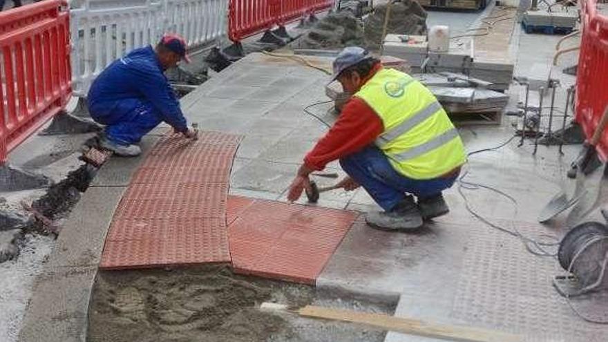 Trabajos en la tarde de ayer en Benito Corbal. // R. Vázquez