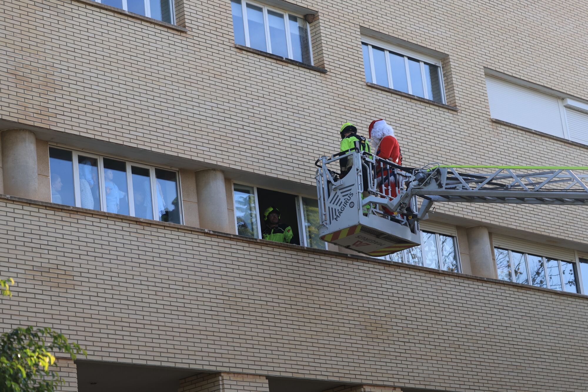 Mediterráneo y Todojuguete reparten ilusión entre los niños hospitalizados