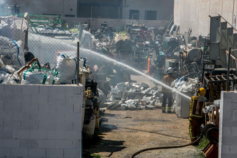 Incendio en el polígono de Carrrús en Elche