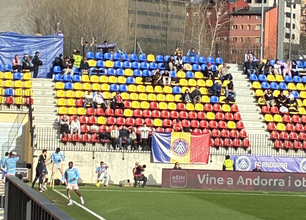 Algunos aficionados que no pudieron entrar a Encamp se subieron a una valla para ver el partido.
