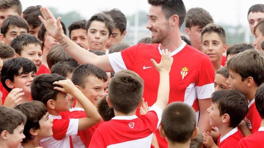 Moi Gómez, saludando ayer a los niños del campus en el campo número 2 de Mareo.