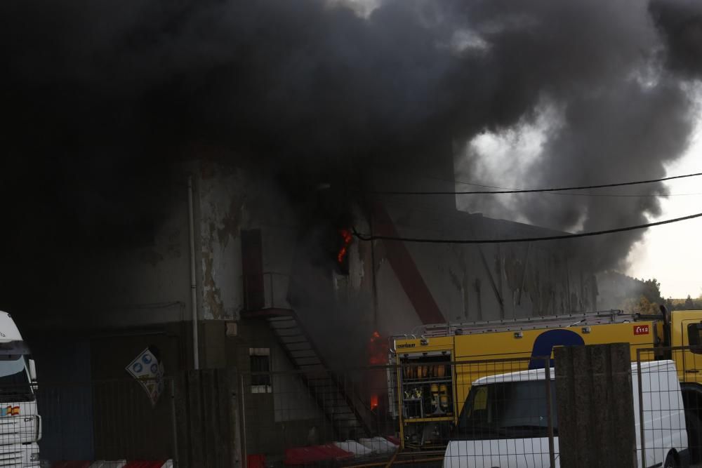 Un incendio en la antigua fábrica de hielo enciende las alarmas en la ciudad