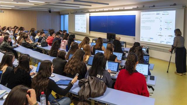 Classe de biologia a estudiants de Medicina al Campus del Mar de la Universitat Pompeu Fabra. | PAU GRACIÀ