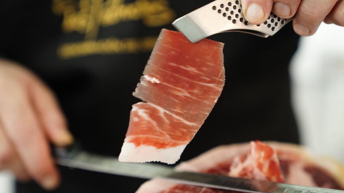 El jamón 100% ibérico producido en la DOP Los Pedroches está reconocido internacionalmente como joya gastronómica.