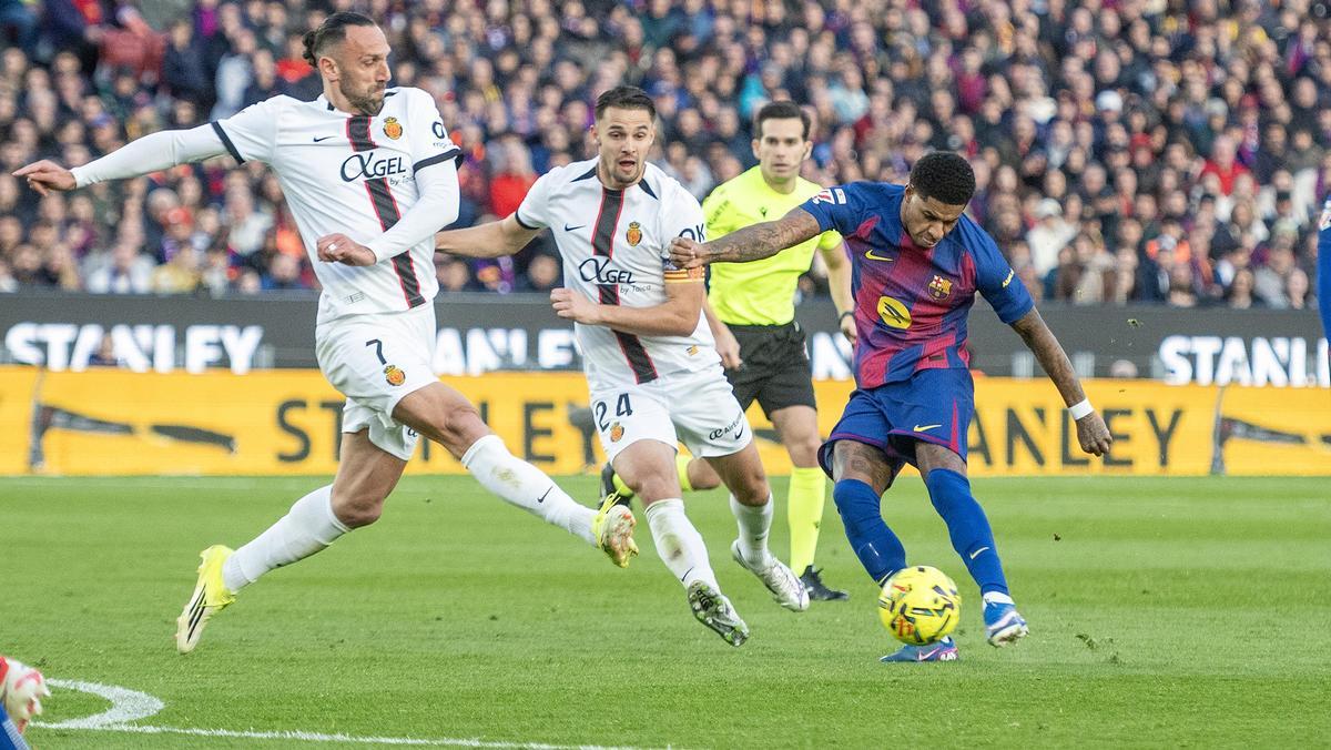 Rashford chuta desde la frontal del área contra el Mallorca
