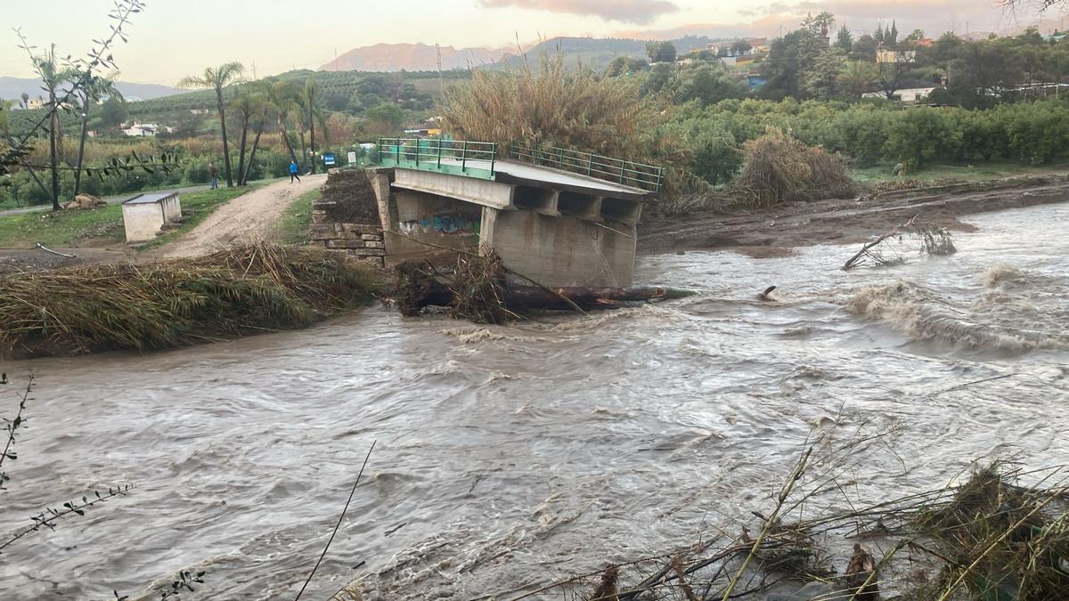 Imagen del puente derrumbado por la borrasca Francis en Coín.