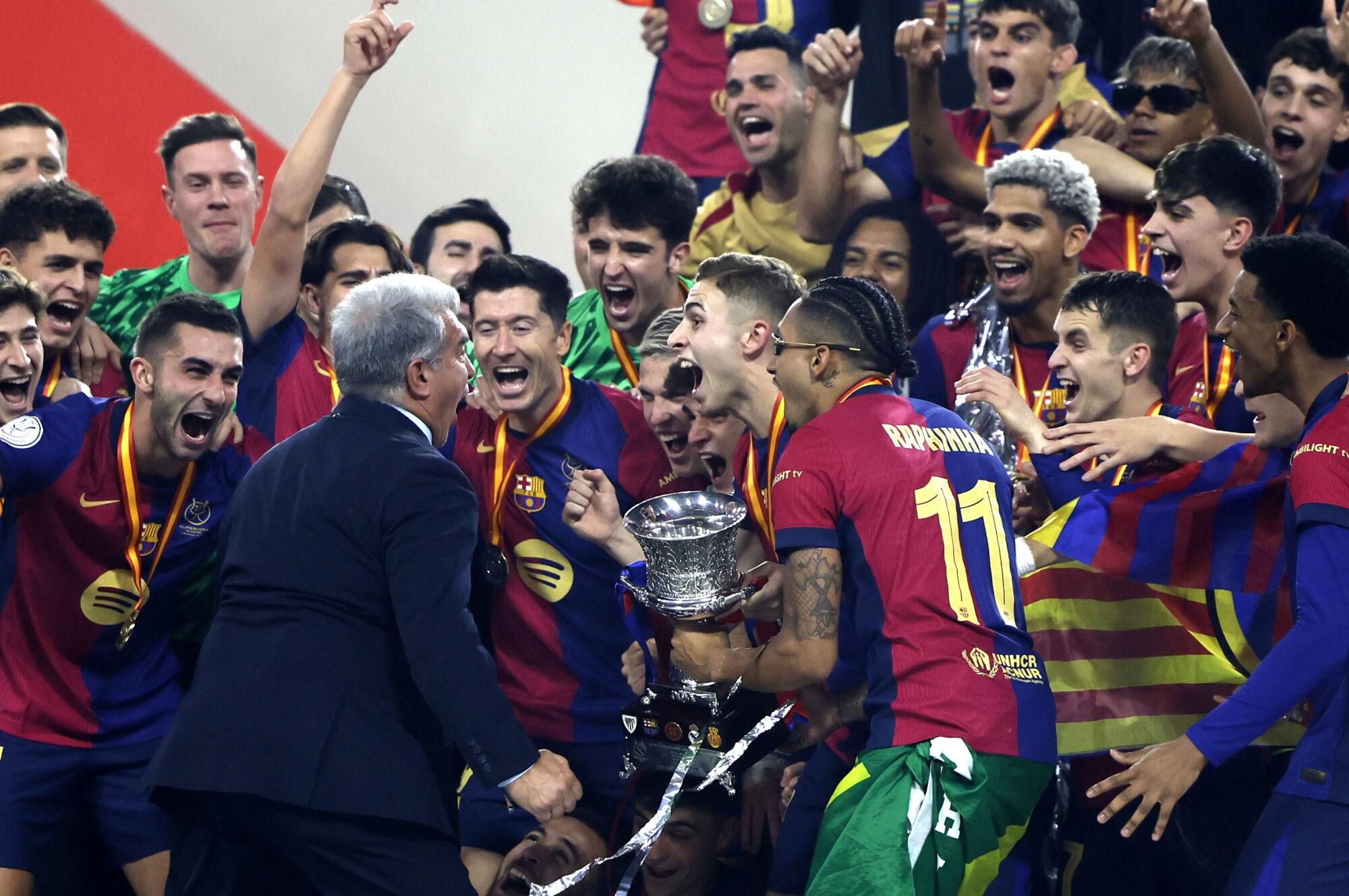 YEDA (ARABIA SAUDÍ), 12/01/2025.- El presidente del FC Barcelona Joan Laporta, los jugadores y cuerpo técnico celebran la victoria con el trofeo tras el partido de la final de la Supercopa de España de fútbol entre el Real Madrid y el FC Barcelona, este domingo en Yeda, Arabia Saudí. EFE/ Alberto Estévez