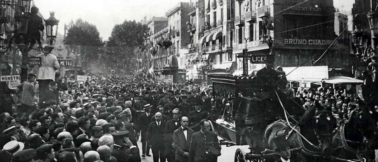 El carruaje con el féretro de Gaudí, a su paso por la Rambla