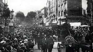 El carruaje con el féretro de Gaudí, a su paso por la Rambla