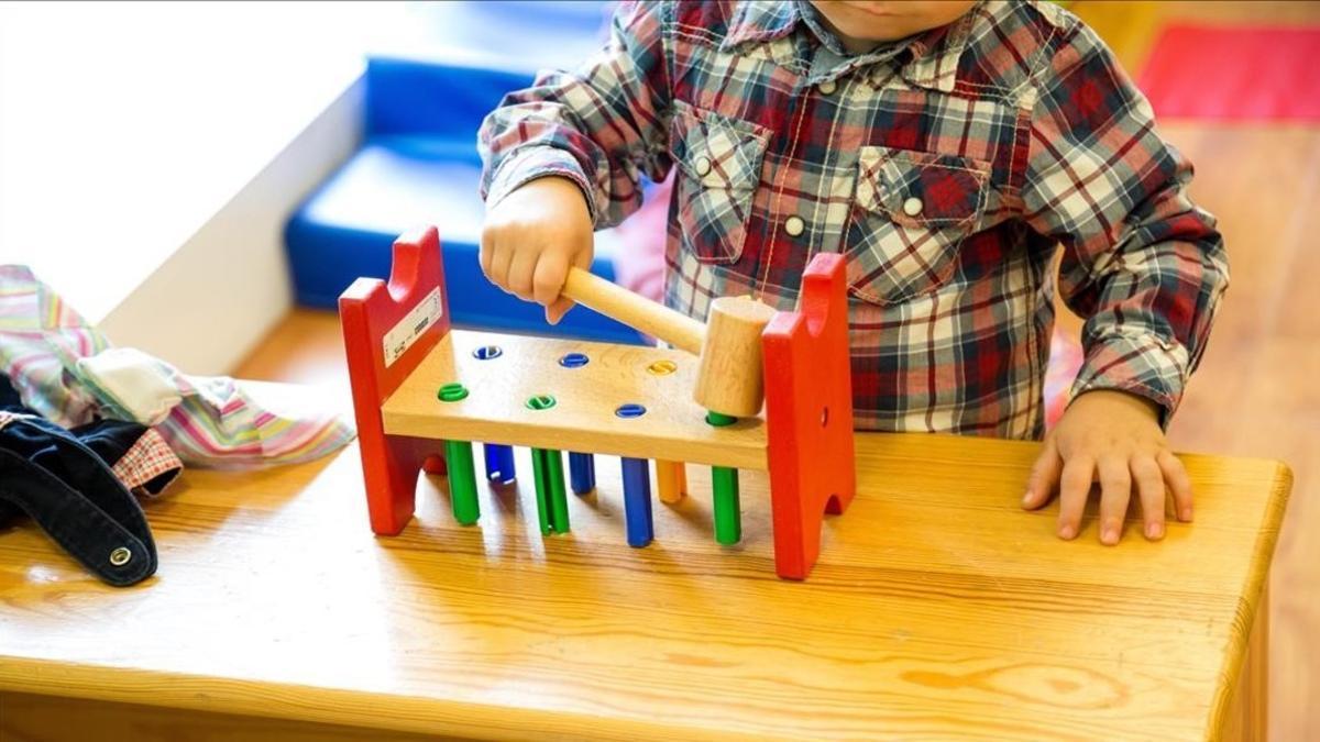 Un niño jugando en una guerdería barcelonesa