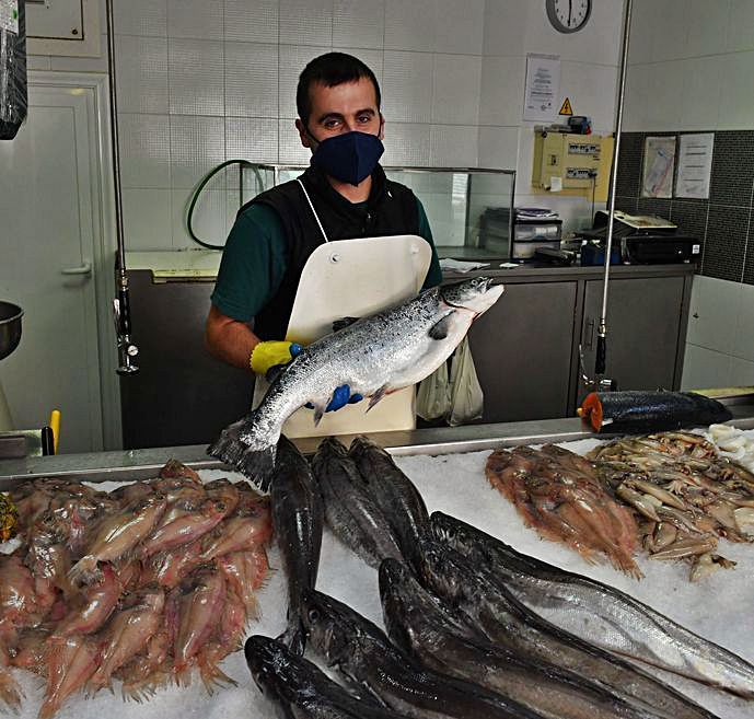 Pablo Blanco en la pescadería Faro.  | // VÍCTOR ECHAVE