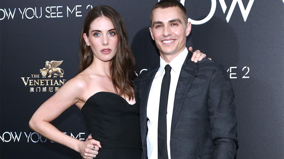 Alison Brie y Dave Franco posen poniendo carita de foto