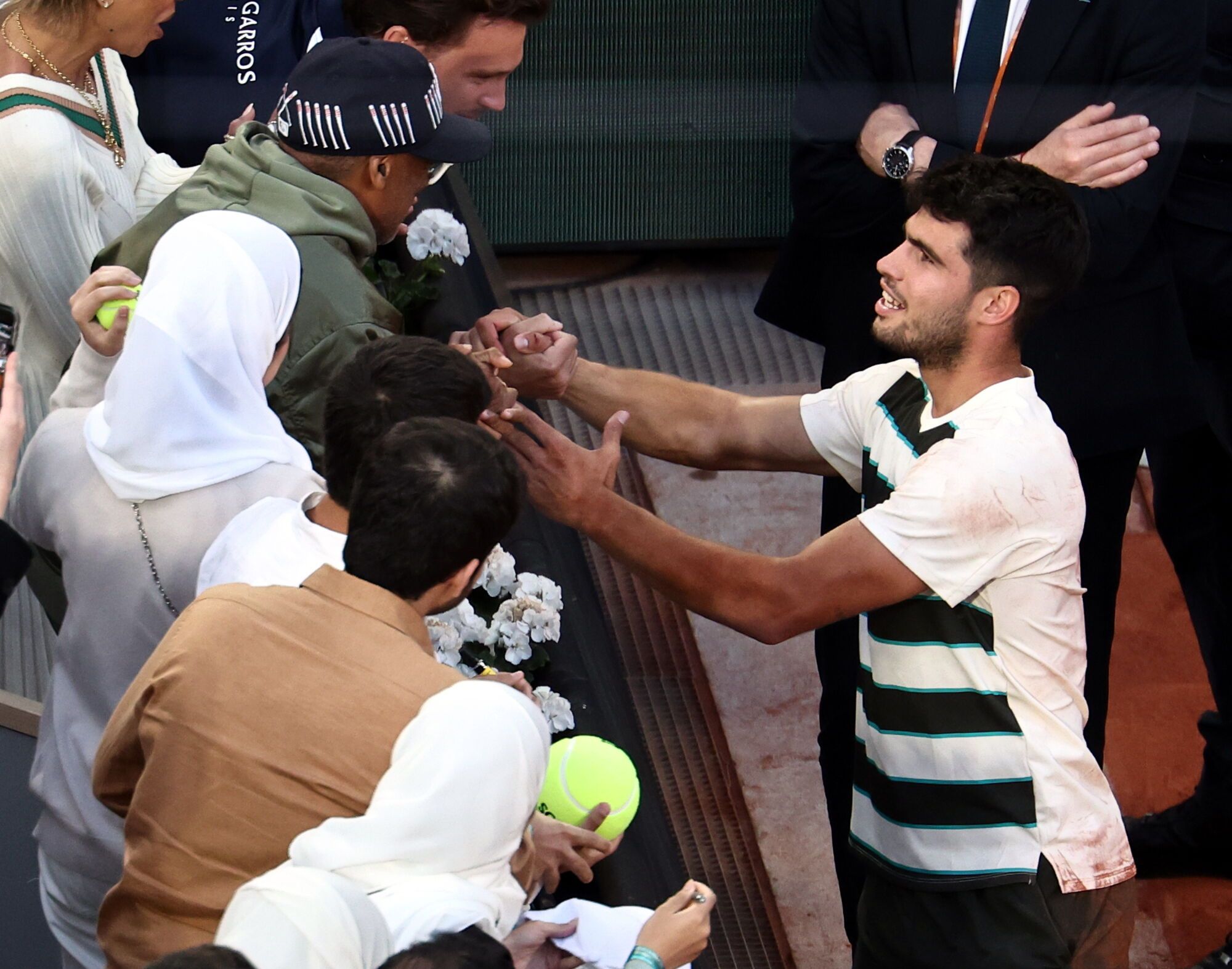 PARIS (France), 08/06/2025.- Carlos Alcaraz of Spain celebrates winning his Men's final match against Jannik Sinner of Italy as he is congratulated by Spike Lee at the French Open Grand Slam tennis tournament at Roland Garros in Paris, France, 08 June 2025. (Tenis, Abierto, Francia, Italia, España) EFE/EPA/CHRISTOPHE PETIT TESSON