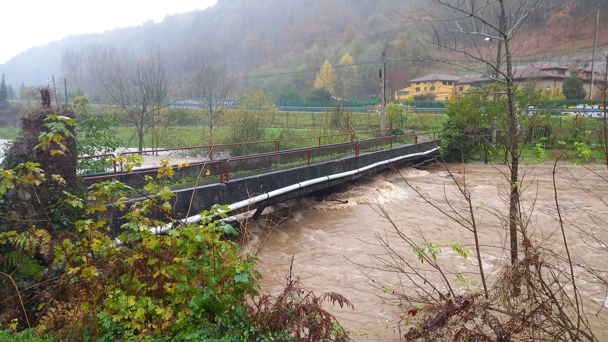 Temporal en Asturias: la lluvia complica la situación en muchos puntos de la región, con alerta amarilla