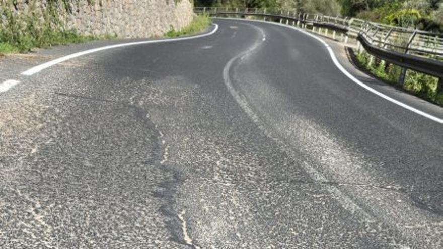 Baches y agujeros en diferentes puntos de las calzadas del valle de Sóller. | J. MORA