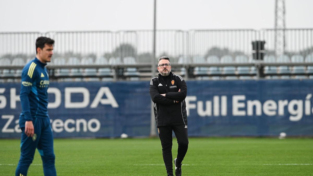 Néstor Pérez, pensativo durante el entrenamiento de este martes, el primero como asistente de David Navarro.