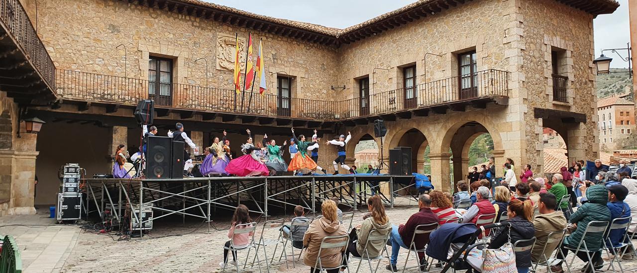 Concierto del grupo Estampa Baturra, en la plaza de Albarracín, este domingo con motivo de la fiesta de los Mayos.