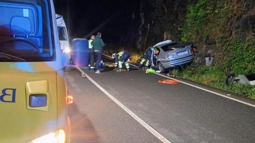 Cuatro heridos en un accidente de tráfico entre dos turismos en Tineo