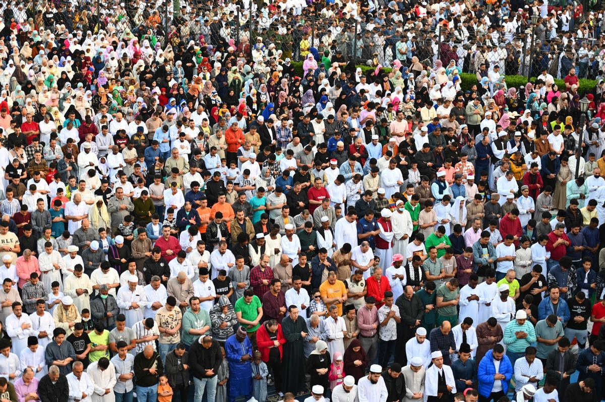 Los musulmanes celebran el fin del Ramadán. Fiesta del Eid al-Fitr en Egipto.