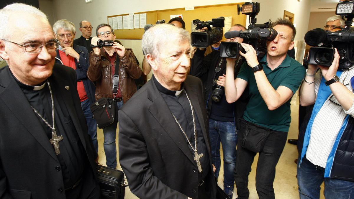 Los obispos de Barbastro-Monzón, Ángel Pérez, y de Lérida, Salvador Giménez, en el juicio civil por la demanda de la devolución de los 111 bienes de las parroquias de la diócesis de Barbastro-Monzón.