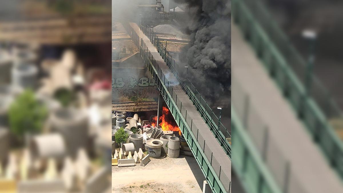 Incendio en el almacén en las obras del AVE que se ejecutan en La Sagrera, en Barcelona.