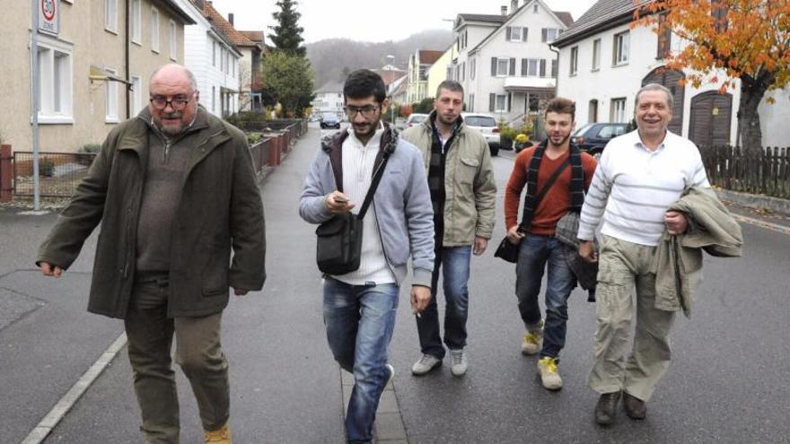 Joan Babeli, a l&#039;esquerra, amb parents sirians que han fugit de la guerra cap a Alemanya.