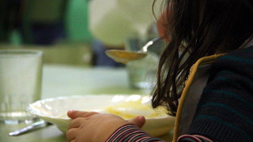 Imatge d&#039;una nena d&#039;esquena, menjant al menjador escolar
