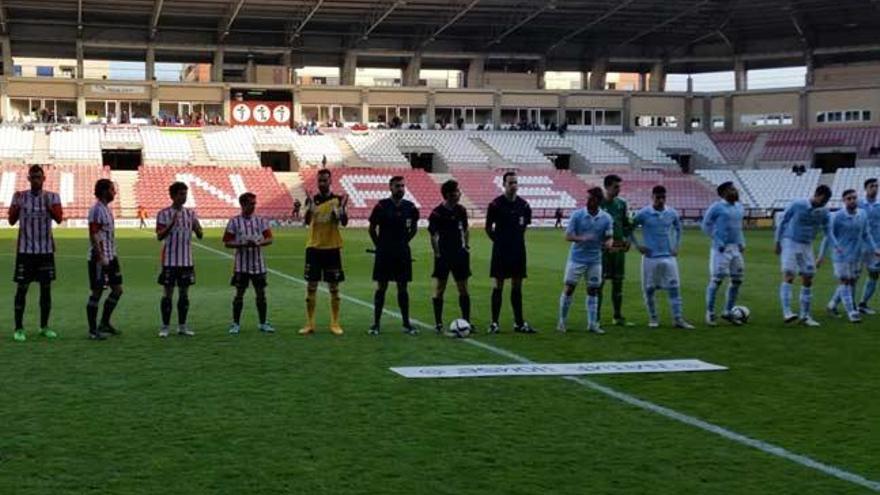 Los jugadores de la UD Logroñés y del Celta B antes del partido. // @UDLogrones