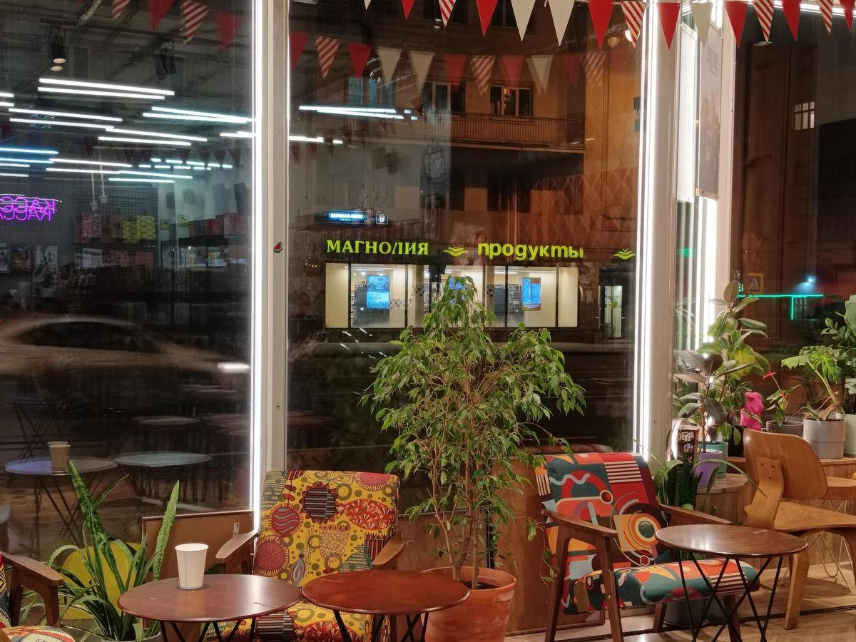 Vista de la calle desde la cafetería de la librería