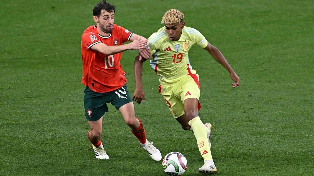 Bernardo Silva y Lamine Yamal pugnan por un balón en el España-Portugal de la final de la Liga de Naciones de 2025.