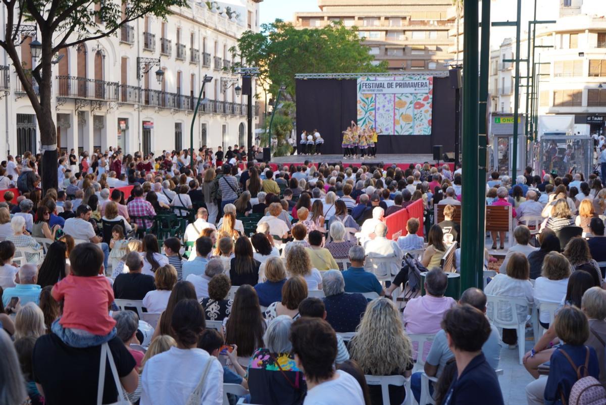 Asistentes a una de las actuaciones del Festival de Primavera de Ontinyent.