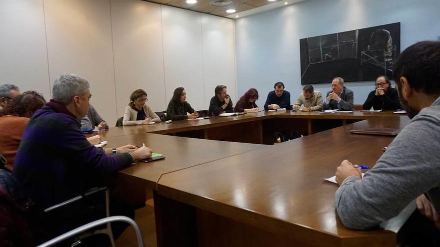 Aurelio Martín (IU) y Mario Suárez del Fueyo (XSP) -al fondo, a la derecha-, en la reunión con representantes de entidades sociales de la ciudad.