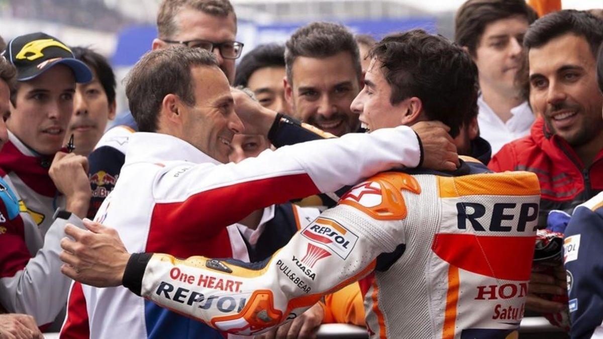 Alberto felicita a Marc en Le Mans con la atenta mirada de Àlex