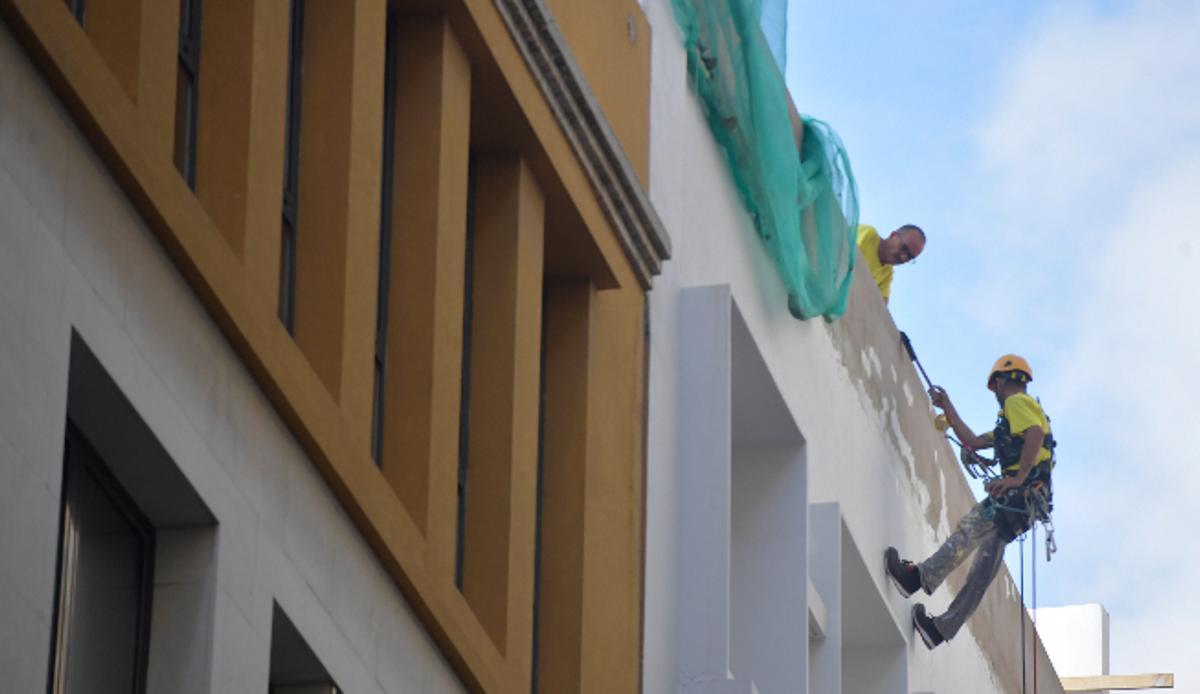 Un trabajador se descuelga por la fachada de un edficio en construcción en Gran Canaria.