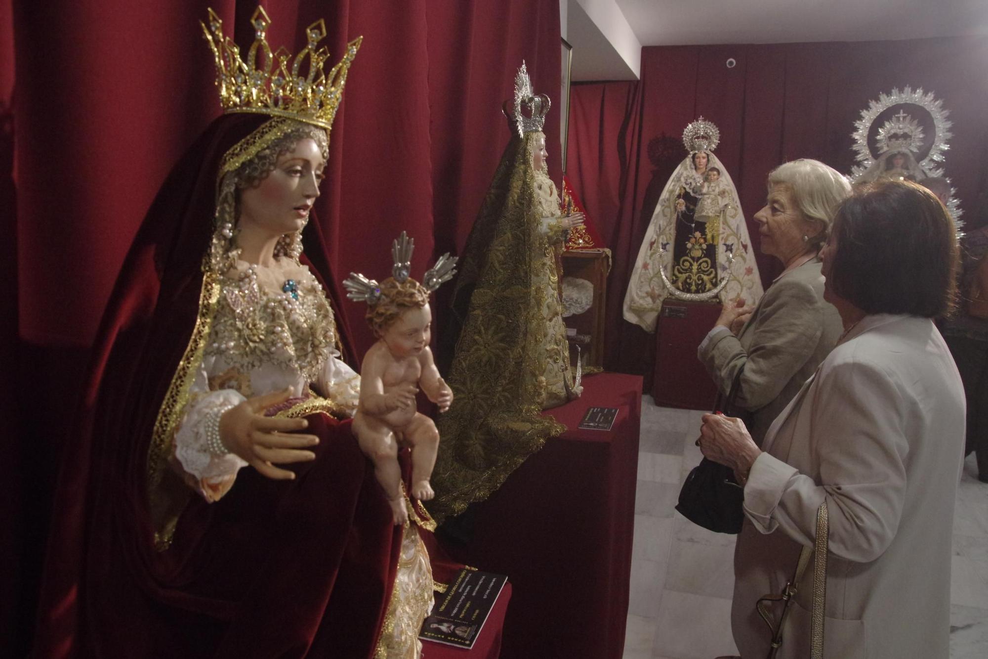 Más de medio centenar de  imágenes marianas de escultores e imagineros de distintos puntos de Andalucía (siglo XVIII y conteporáneas) conforman la exposicón 'Regina Coeli', en el Descendimiento.   
