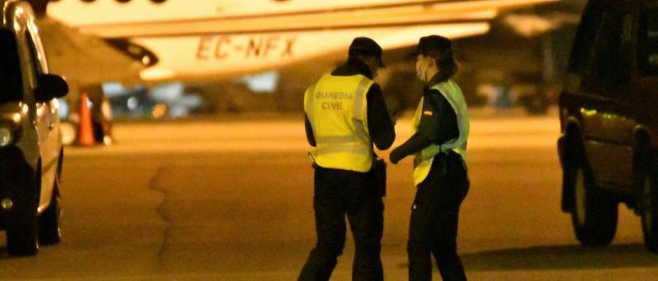 Dos guardias civiles junto al avión de Air Arabia aterrizado en Palma por falsa alarma médica.  | CATI CLADERA / EFE