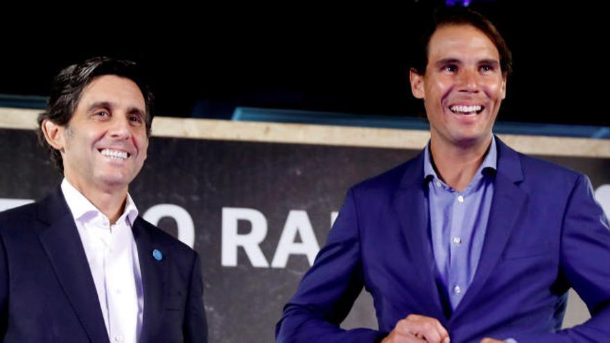Rafael Nadal (d) junto al presidente ejecutivo de Telefónica, José María Álvarez-Pallete López