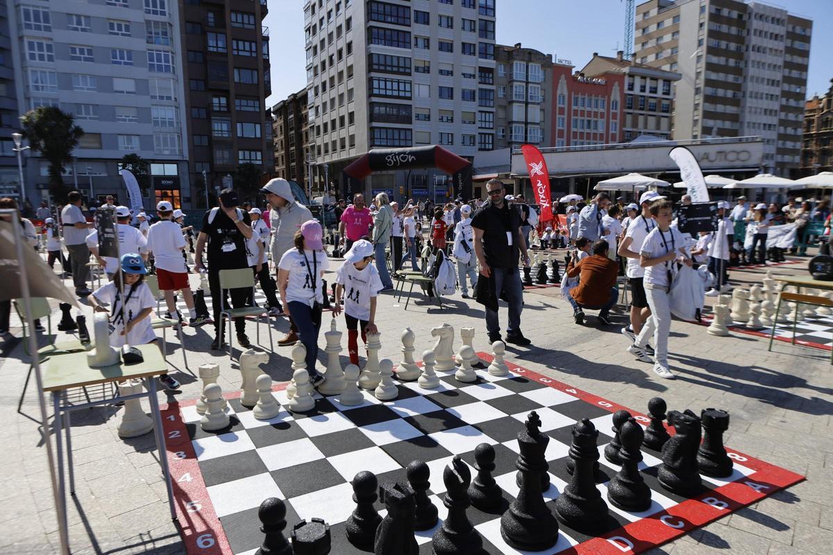Algunos de los participantes en el torneo de ajedrez escolar, esta mañana, en el Náutico.