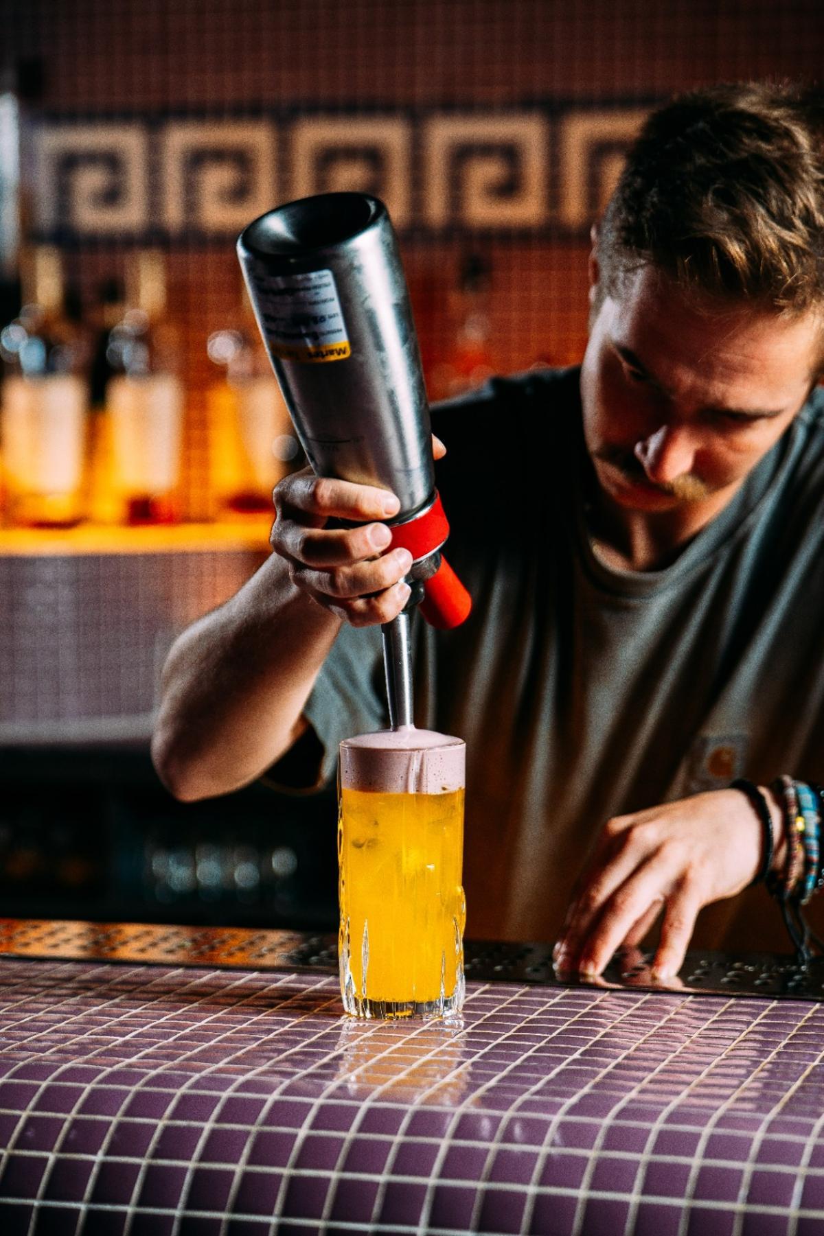 Alessio Beltrami prepara uno de los cócteles de la carta Pensión Mimosas.