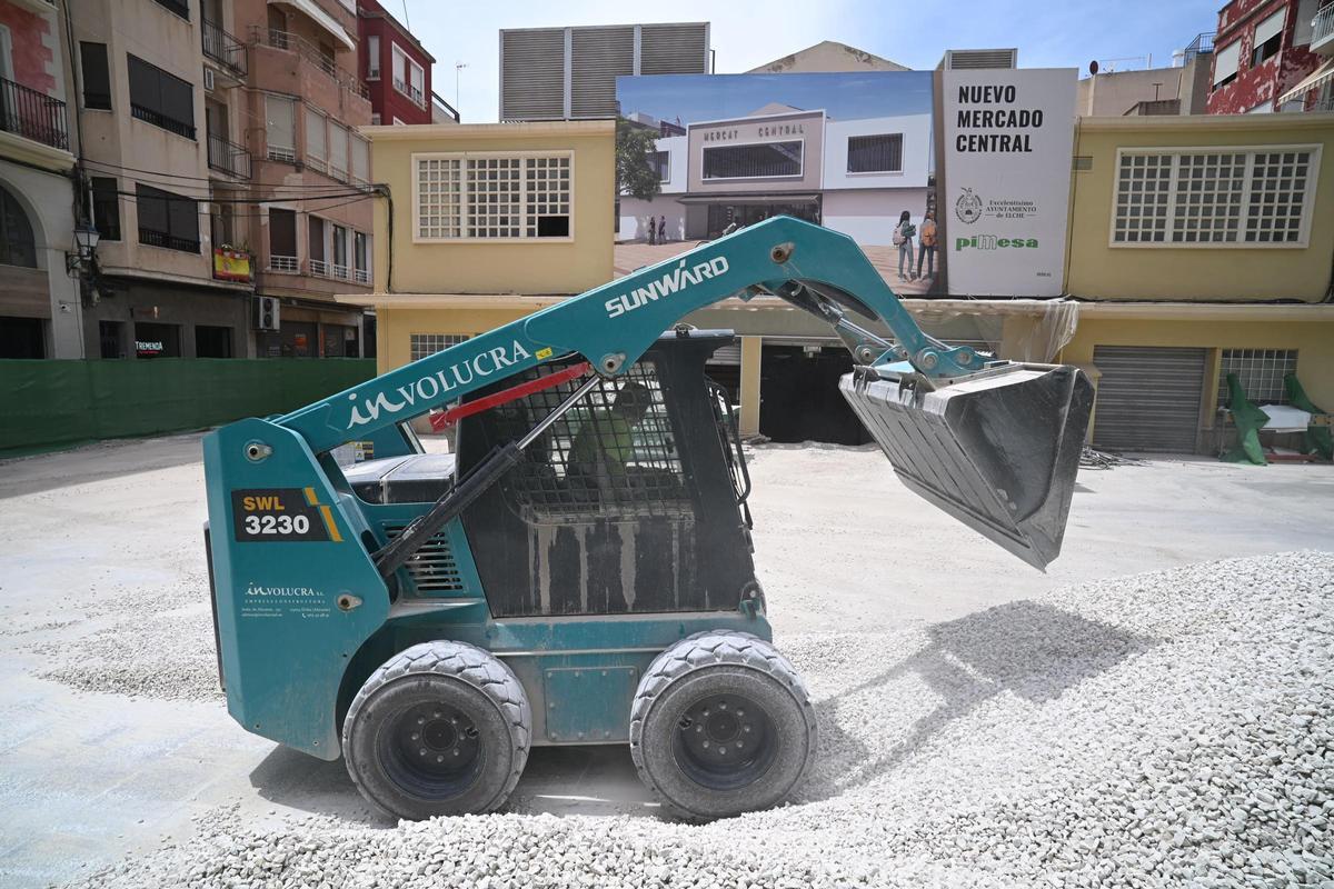 Las máquinas trabajando este martes frente al Mercado Central, en la zona de la plaza de las Flores.