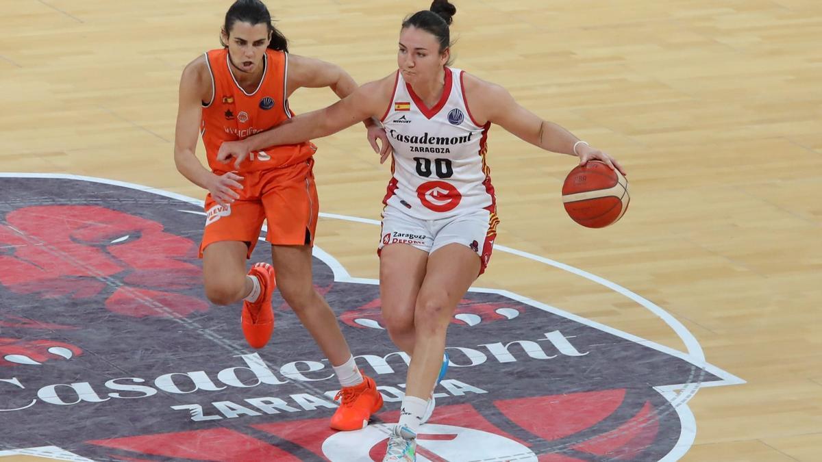 Ainhoa Gervasini sube el balón a la zona de ataque ante Leticia Romero, del Valencia Basket.