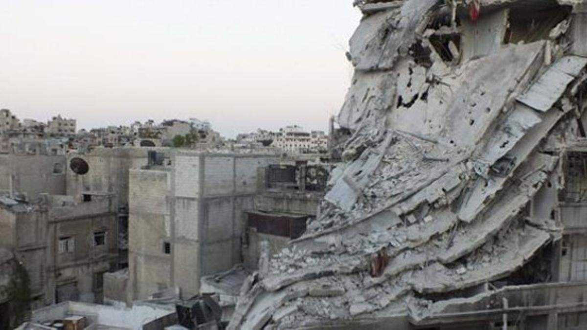 Un edificio bombardeado en un barrio de la ciudad de Homs.