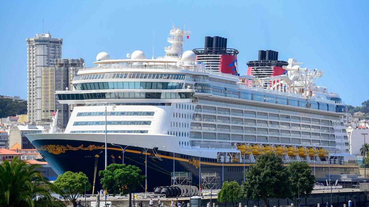 Crucero Disney atracado en el muelle de trasatlánticos de A Coruña.