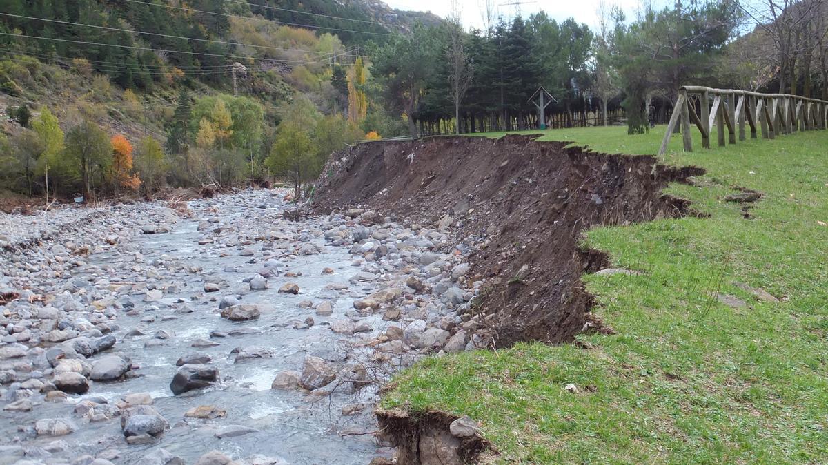 Los efectos de una avenida del río Aragón cerca de Canfranc hizo retroceder varios metros la orilla.