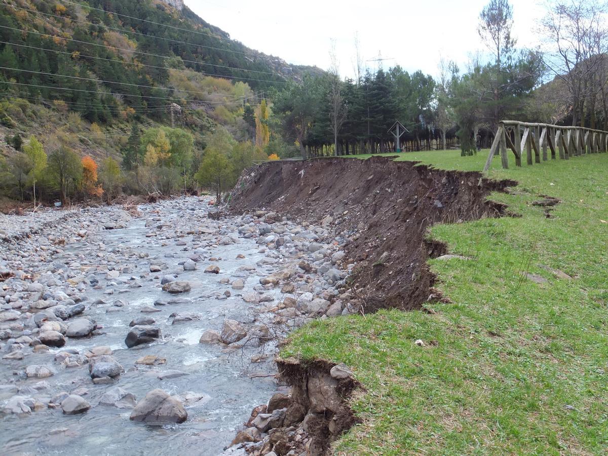 Los efectos de una avenida del río Aragón cerca de Canfranc hizo retroceder varios metros la orilla.