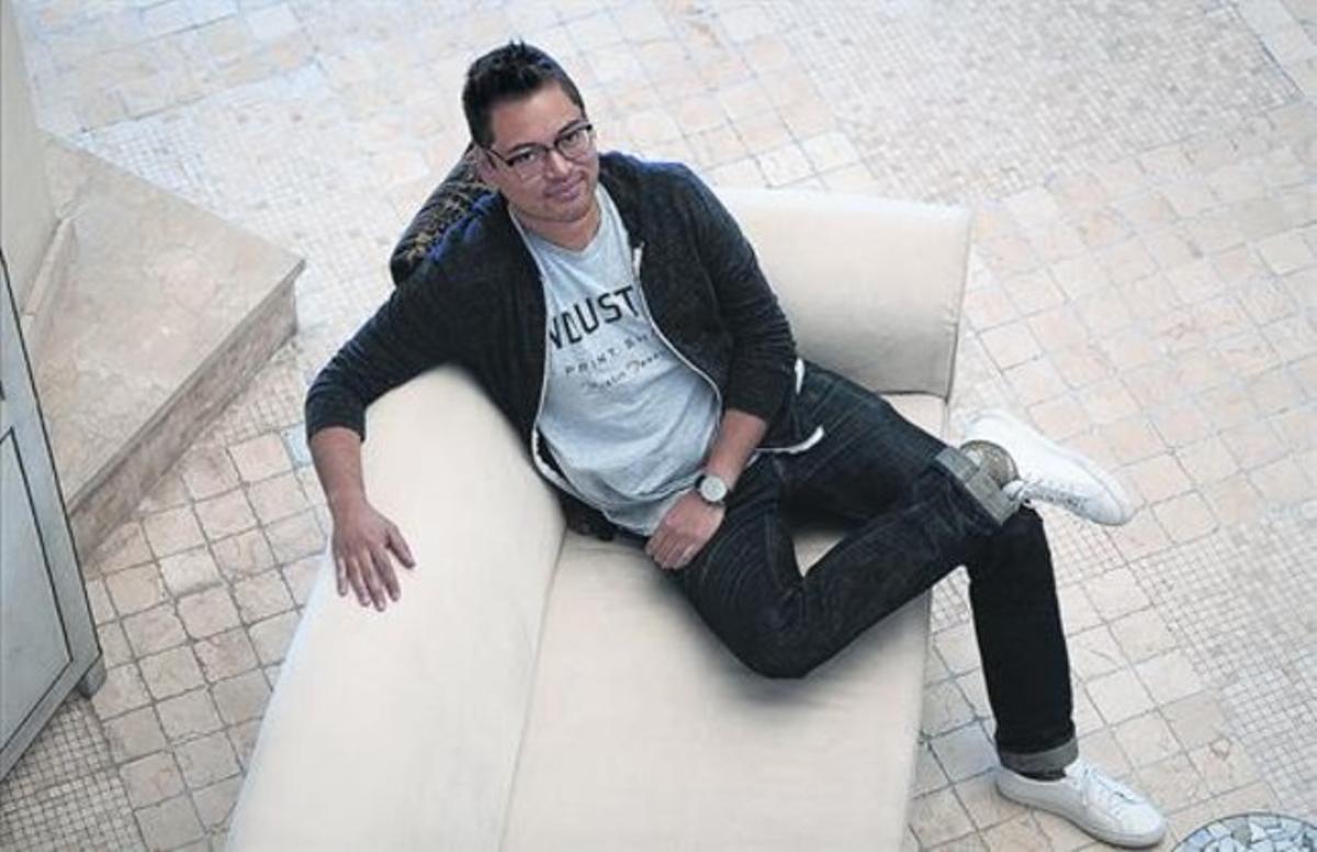 L’autor de còmics canadenc Bryan Lee O’Malley, fa uns dies, a Barcelona. A la silueta, Katie, el personatge del seu nou llibre. L’autor de còmics canadenc Bryan Lee O’Malley, fa uns dies, a Barcelona. A la silueta, Katie, el personatge del seu nou llibre.