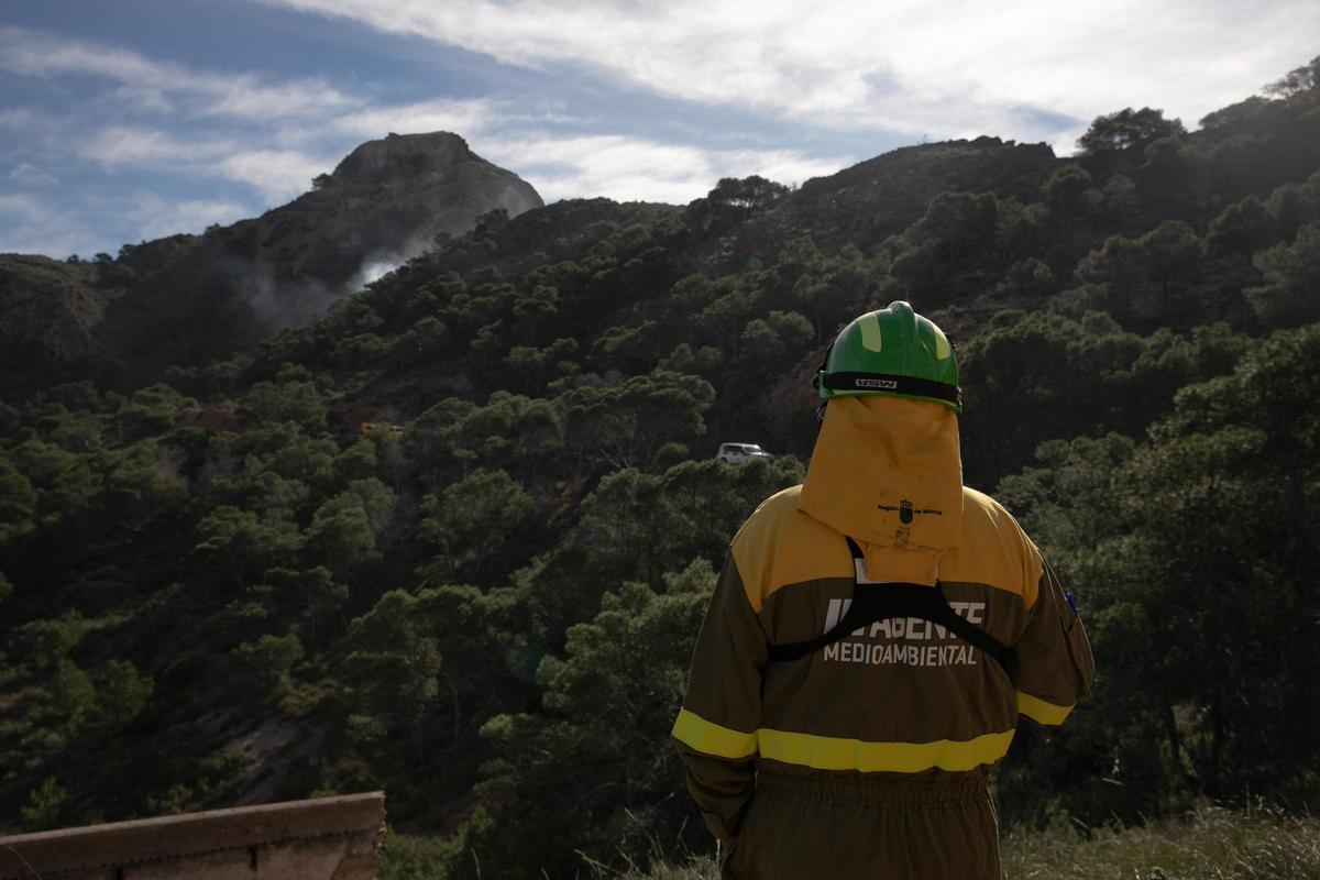 Algunos de los momentos más destacados de esta mañana en el incendio de Cabo Tiñoso. Algunos de los momentos más destacados de esta mañana en el incendio de Cabo Tiñoso.