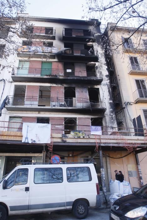 Estat en què ha quedat l'edifici incendiat del carrer del Carme de Girona