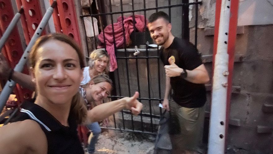 Salvan tras un rescate de 12 días a un gatito que quedó atrapado y emparedado en la casa en ruinas de la Candelària de Xàbia