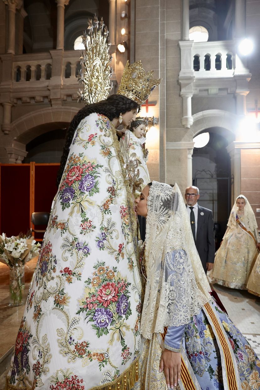 Así ha sido el Besamanos de las falleras mayores y cortes de honor 2025